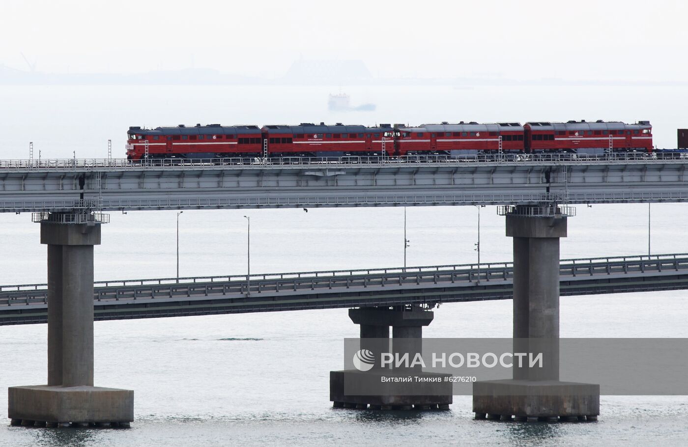 Запуск движения грузовых поездов по Крымскому мосту | РИА Новости Медиабанк