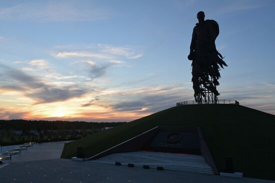 Подготовка к открытию Ржевского мемориала Советскому солдату