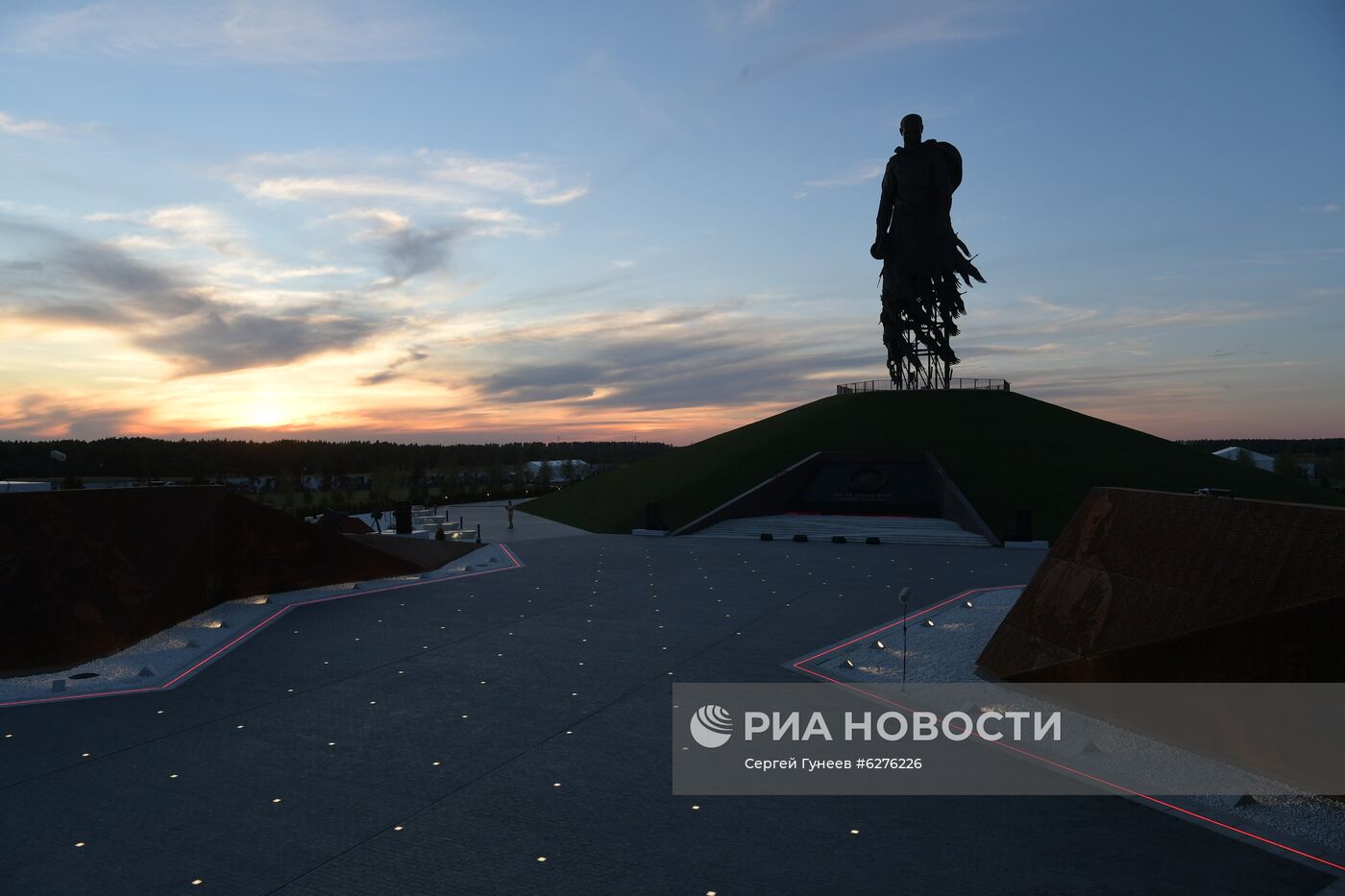 Подготовка к открытию Ржевского мемориала Советскому солдату