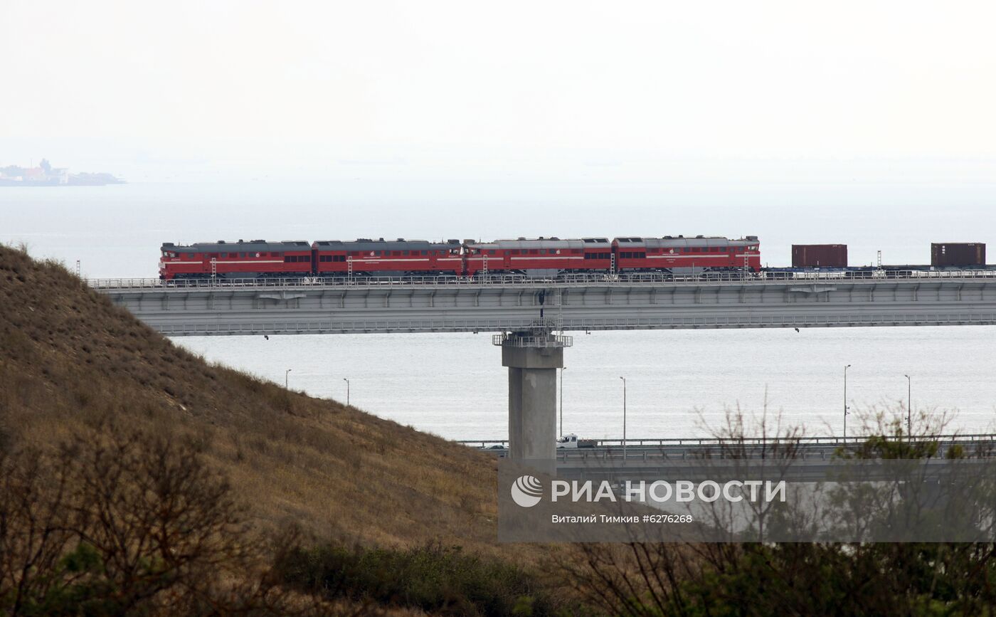 Запуск движения грузовых поездов по Крымскому мосту