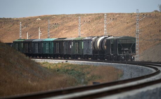 Запуск движения грузовых поездов по Крымскому мосту