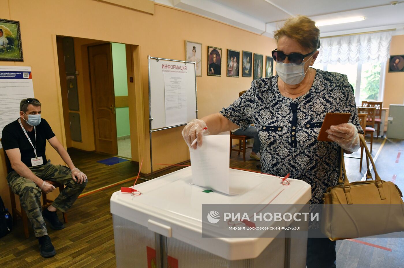 Женщина голосует по вопросу внесения поправок в Конституцию РФ на избирательном участке № 1272 в Москве. Место: Россия, Москва. Автор: Михаил Воскресенский/РИА Новости. Голосование по внесению поправок в Конституцию РФ