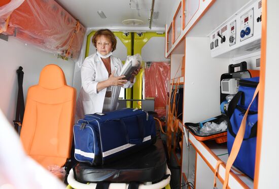 Новые машины скорой помощи получены Новосибирской областью в рамках борьбы с коронавирусом
