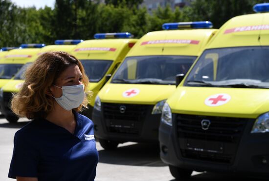 Новые машины скорой помощи получены Новосибирской областью в рамках борьбы с коронавирусом