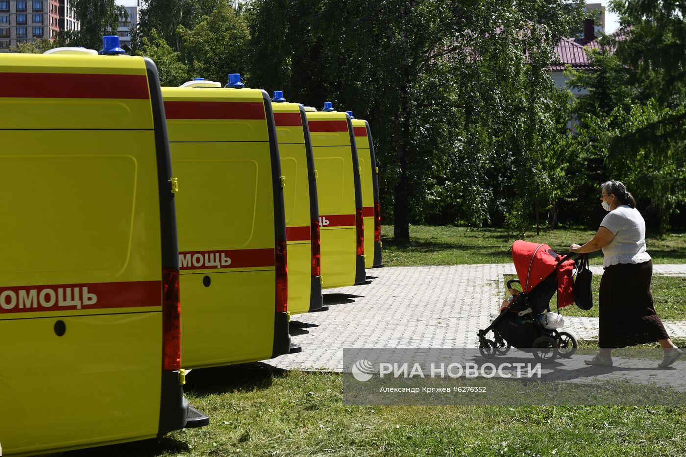 Новые машины скорой помощи получены Новосибирской областью в рамках борьбы с коронавирусом