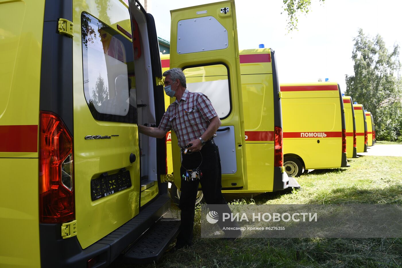 Новые машины скорой помощи получены Новосибирской областью в рамках борьбы с коронавирусом