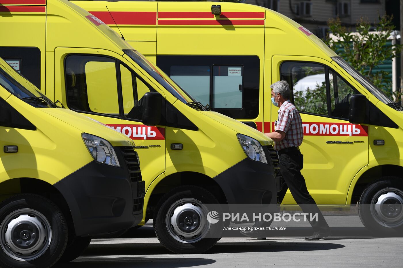 Новые машины скорой помощи получены Новосибирской областью в рамках борьбы с коронавирусом