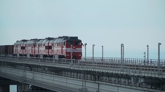 Запуск движения грузовых поездов по Крымскому мосту