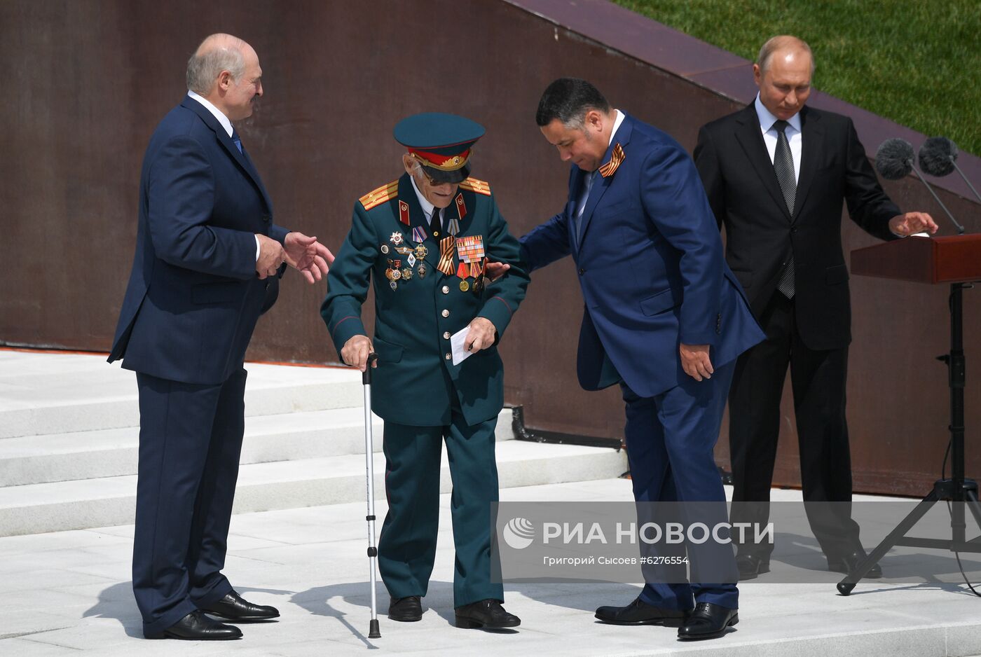 Президент РФ В. Путин и президент Белоруссии А. Лукашенко открыли Ржевский мемориал Советскому солдату