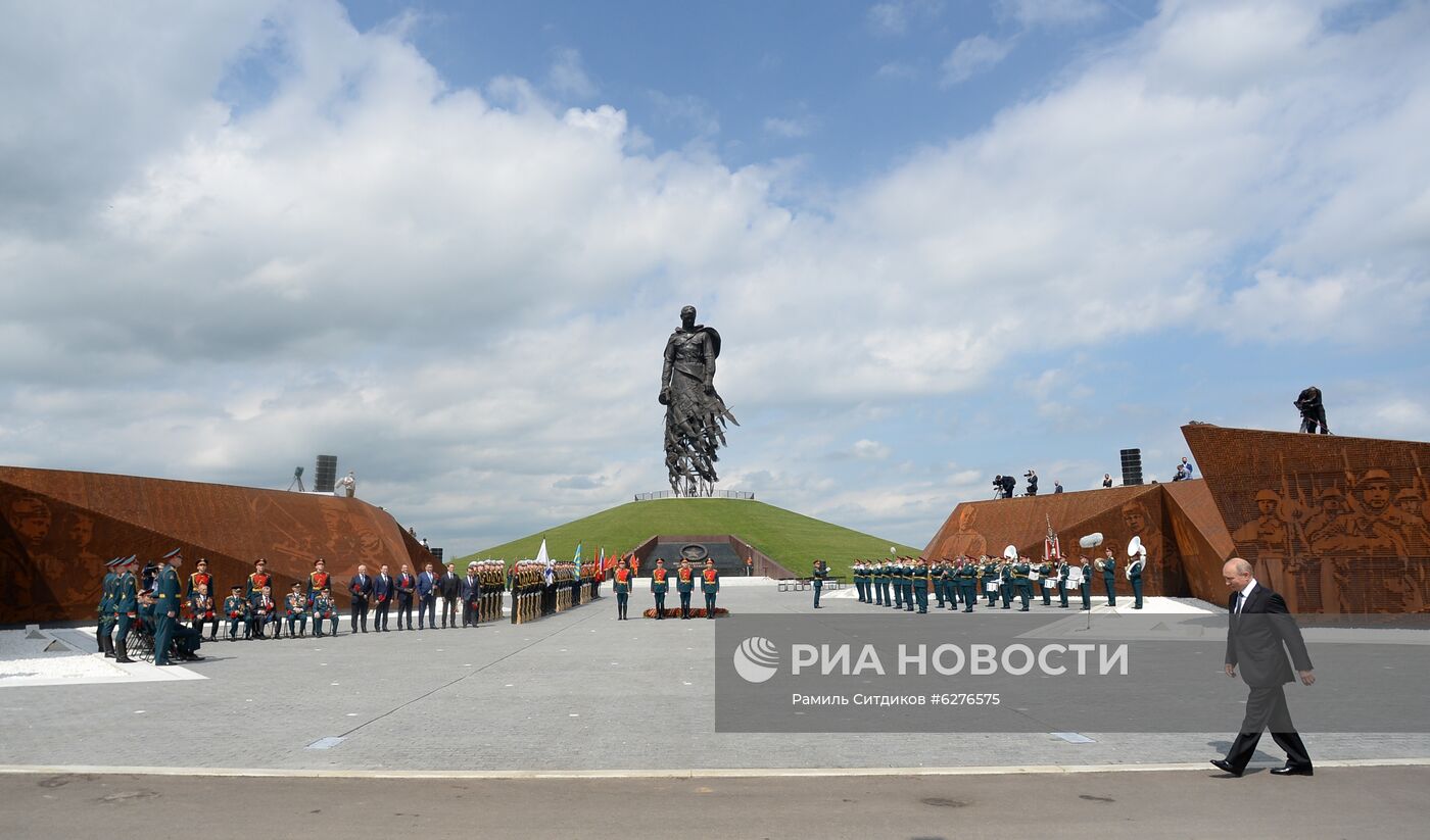 Президент РФ В. Путин и президент Белоруссии А. Лукашенко открыли Ржевский мемориал Советскому солдату