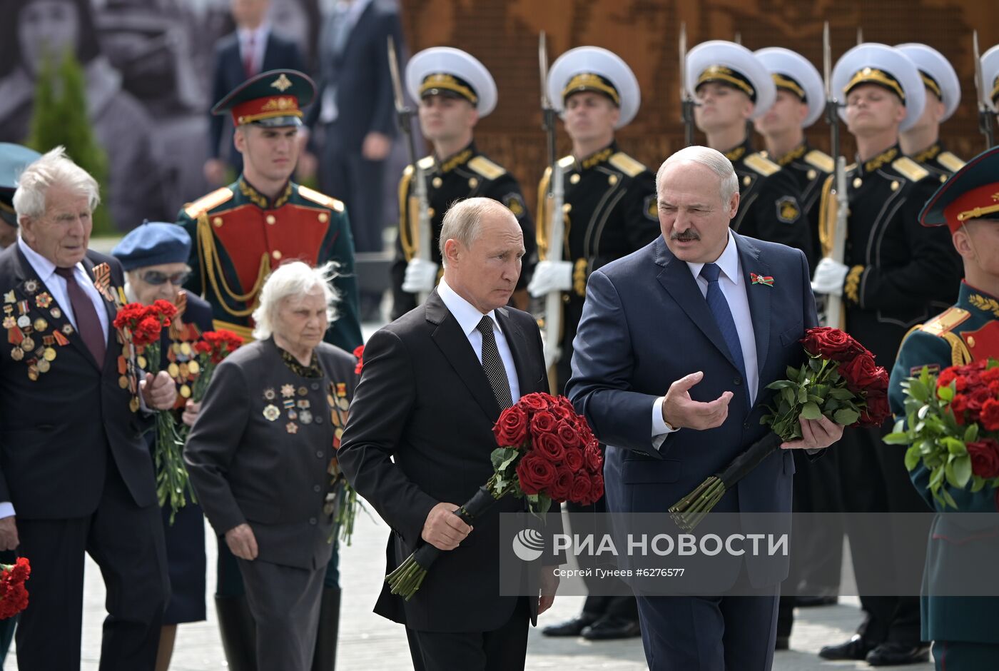 Президент РФ В. Путин и президент Белоруссии А. Лукашенко открыли Ржевский мемориал Советскому солдату