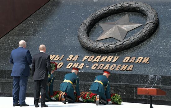 Президент РФ В. Путин и президент Белоруссии А. Лукашенко открыли Ржевский мемориал Советскому солдату