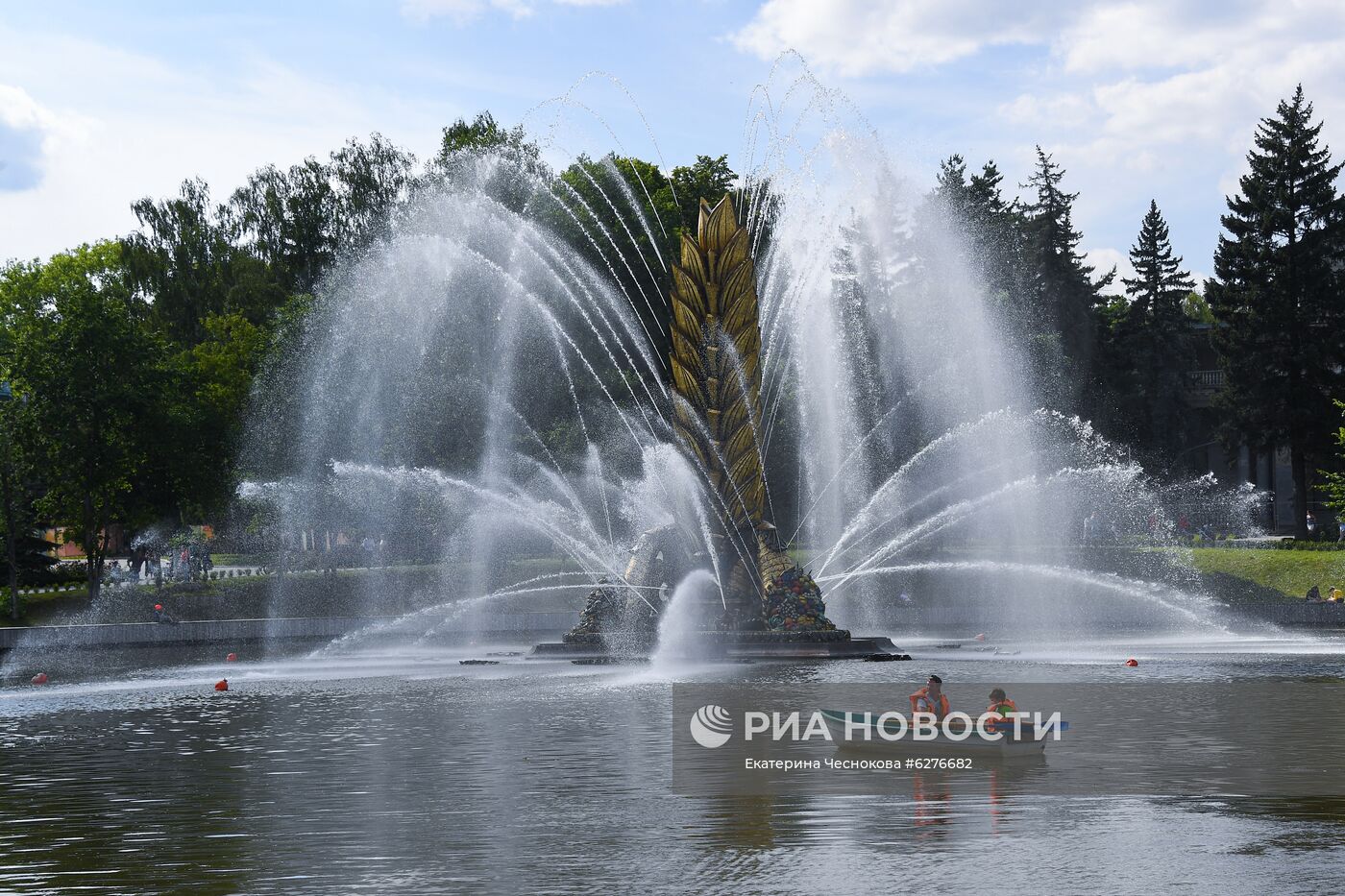 Сезон катания на лодках открылся на ВДНХ