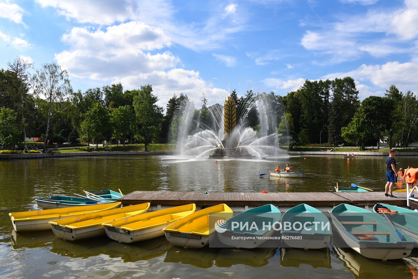 Сезон катания на лодках открылся на ВДНХ