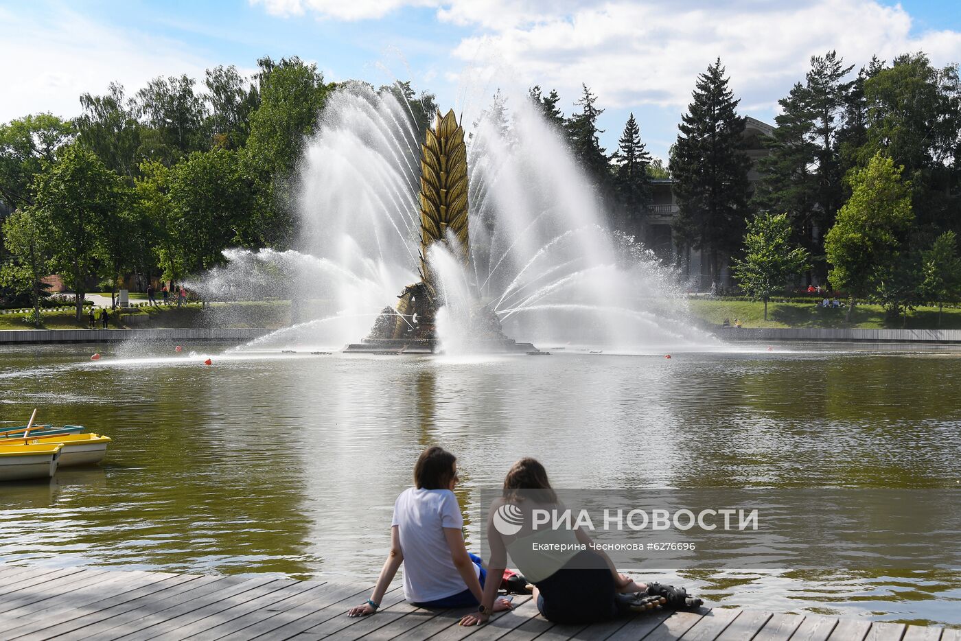 Сезон катания на лодках открылся на ВДНХ