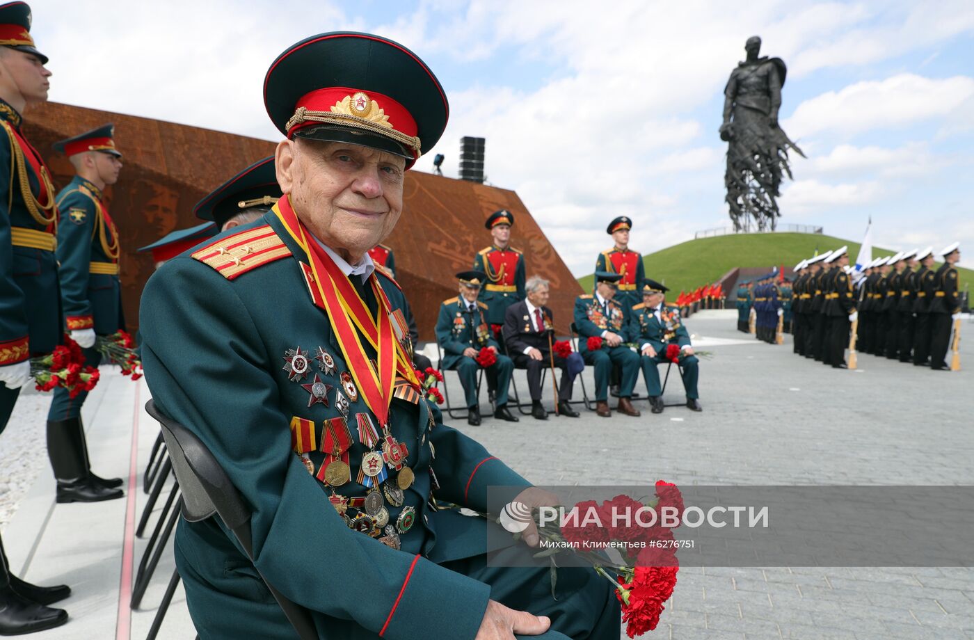 Президент РФ В. Путин и президент Белоруссии А. Лукашенко открыли Ржевский мемориал Советскому солдату