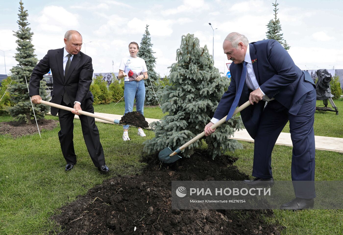 Президент РФ В. Путин и президент Белоруссии А. Лукашенко открыли Ржевский мемориал Советскому солдату