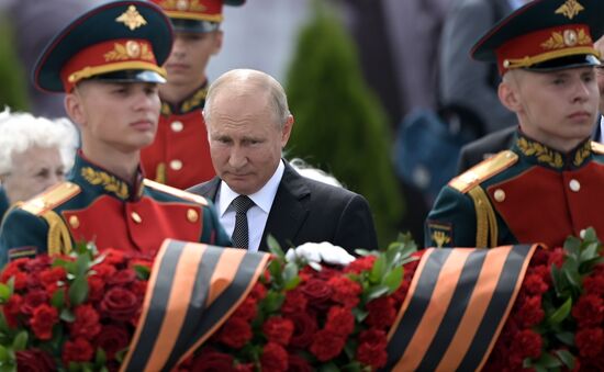 Президент РФ В. Путин и президент Белоруссии А. Лукашенко открыли Ржевский мемориал Советскому солдату