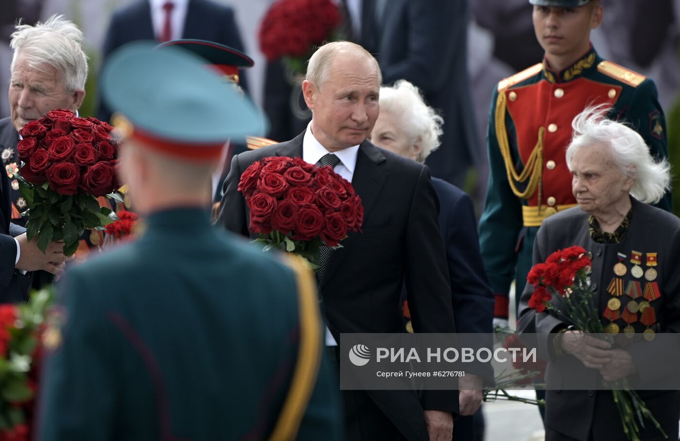 Президент РФ В. Путин и президент Белоруссии А. Лукашенко открыли Ржевский мемориал Советскому солдату