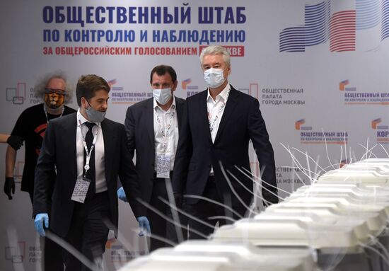 Мэр Москвы С. Собянин посетил штаб по наблюдению за голосованием по поправкам в Конституцию РФ