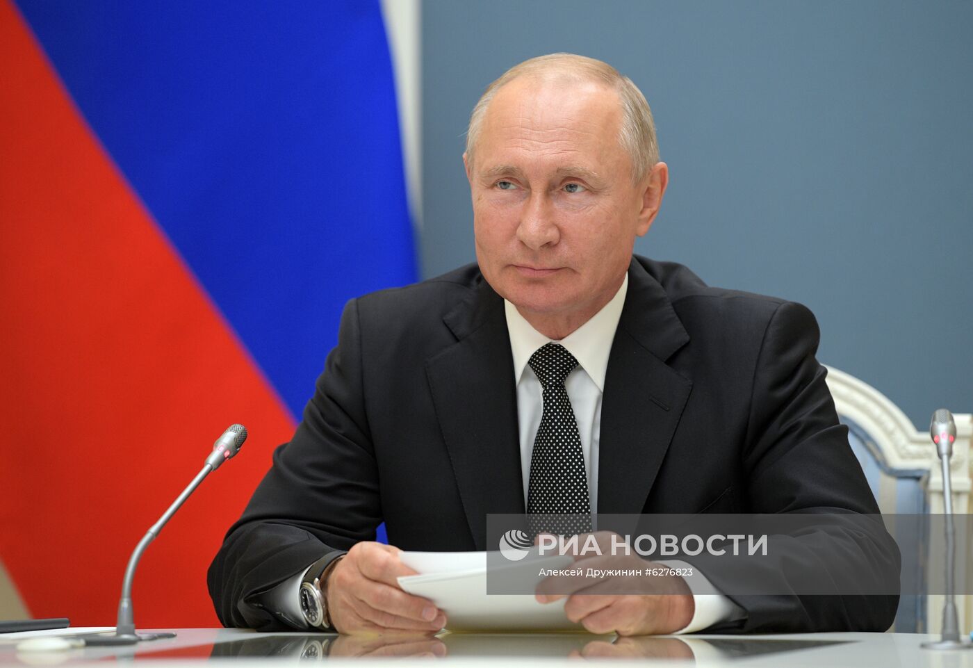 Президент РФ В. Путин провел видеоконференцию по случаю открытия медицинских центров Минобороны для лечения пациентов с COVID-19