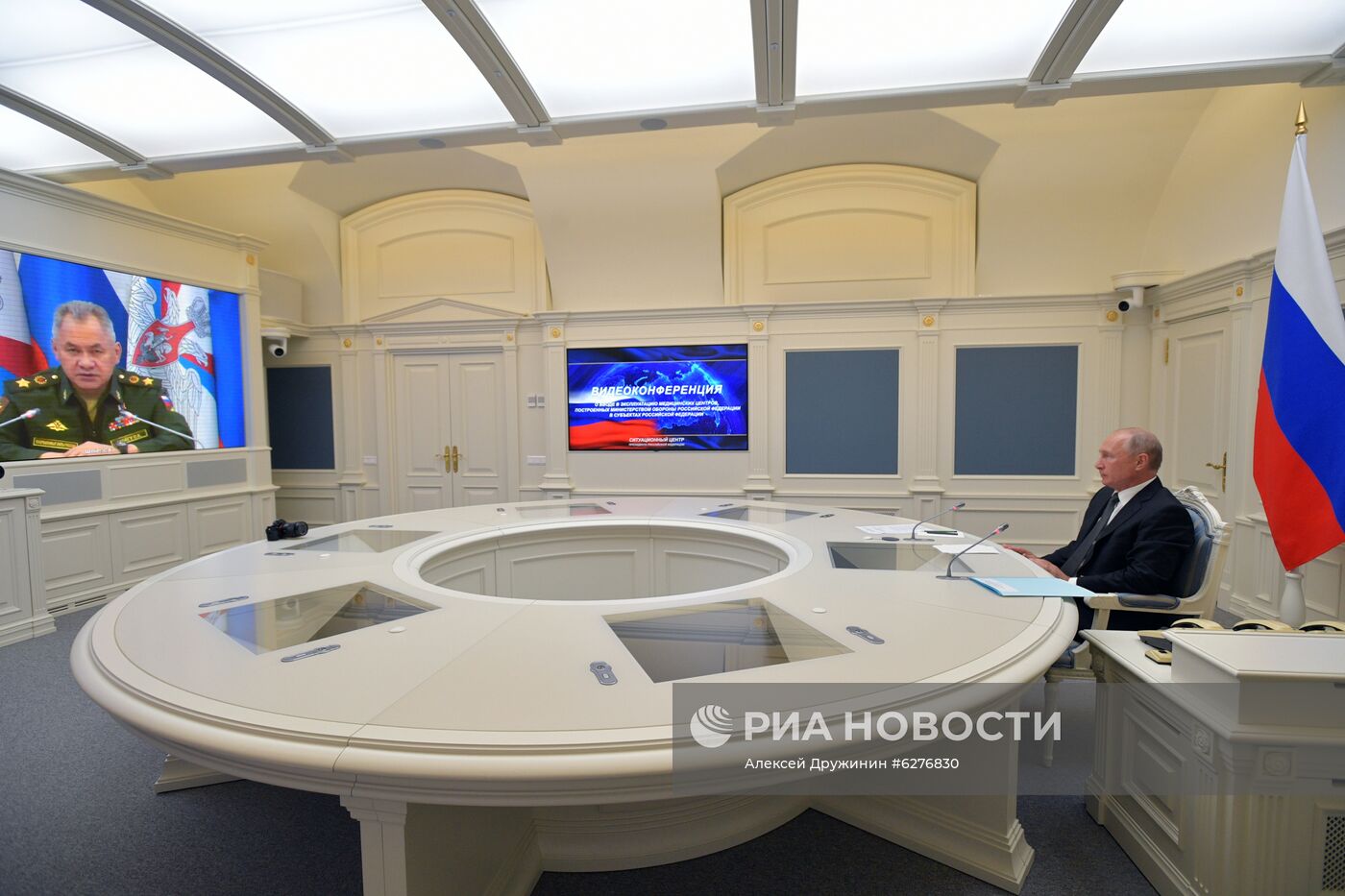 Президент РФ В. Путин провел видеоконференцию по случаю открытия медицинских центров Минобороны для лечения пациентов с COVID-19
