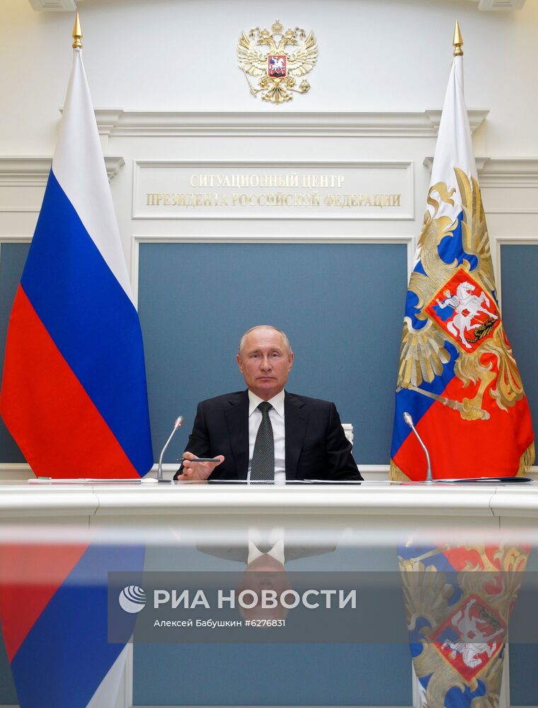 Президент РФ В. Путин провел видеоконференцию по случаю открытия медицинских центров Минобороны для лечения пациентов с COVID-19
