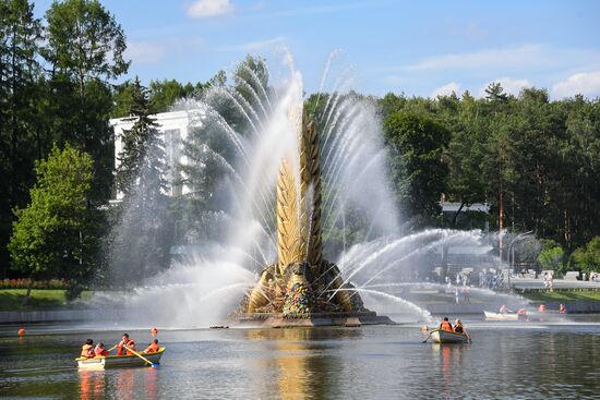 Сезон катания на лодках открылся на ВДНХ