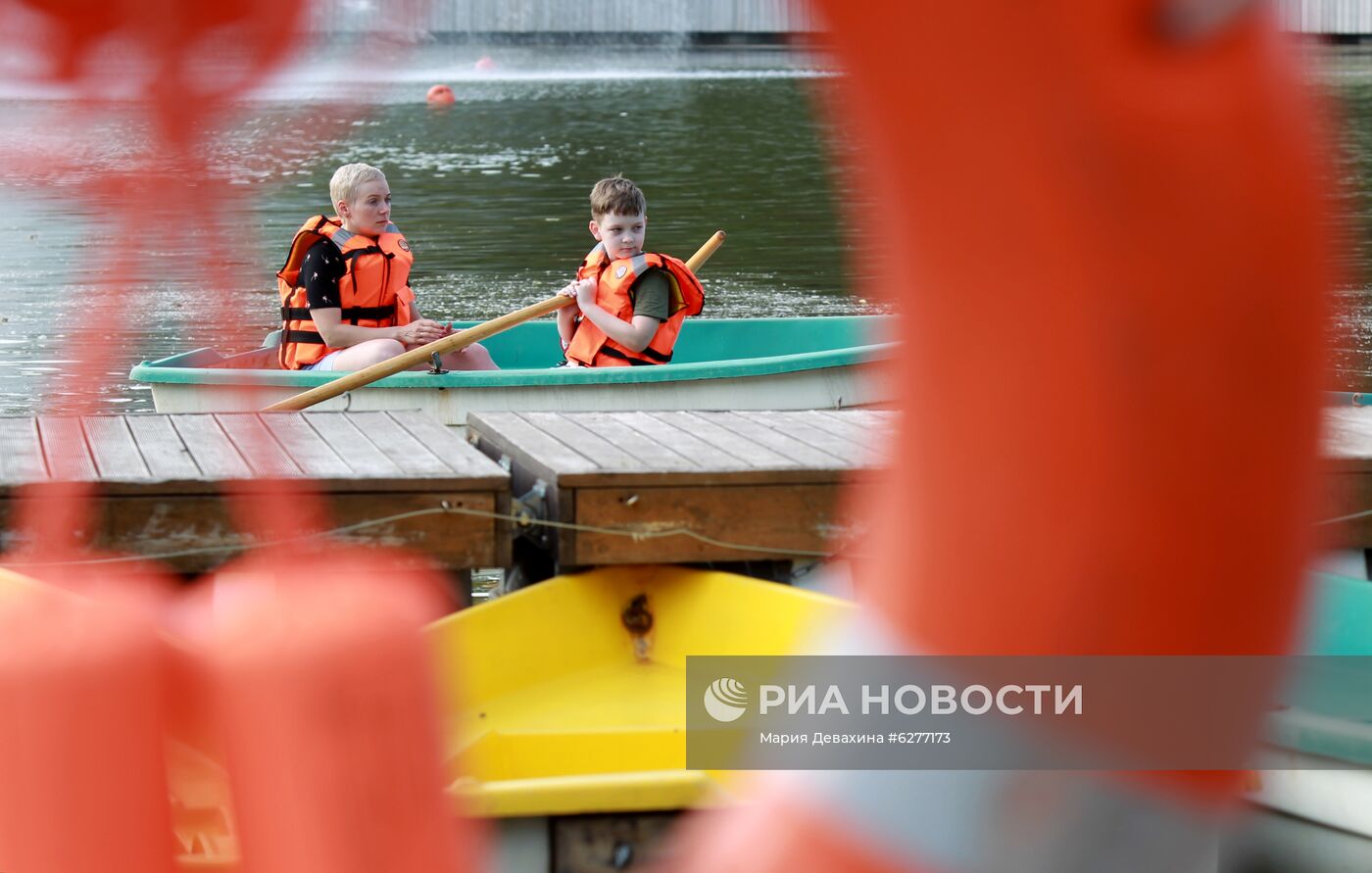 Сезон катания на лодках открылся на ВДНХ