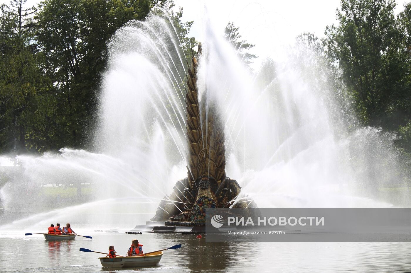 Сезон катания на лодках открылся на ВДНХ