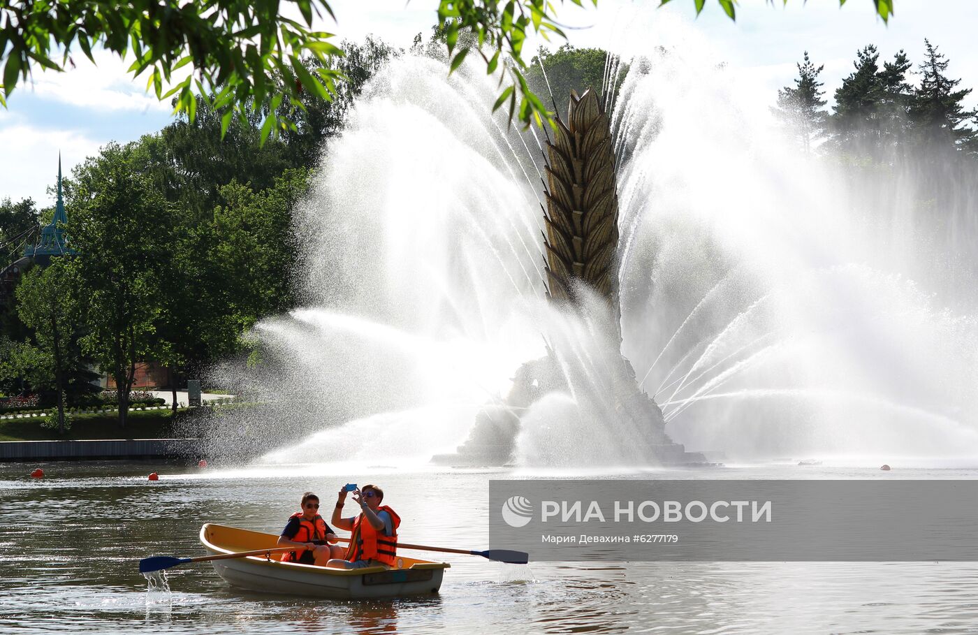Сезон катания на лодках открылся на ВДНХ