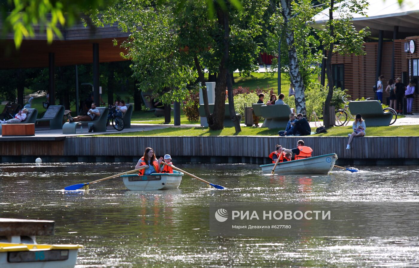 Сезон катания на лодках открылся на ВДНХ