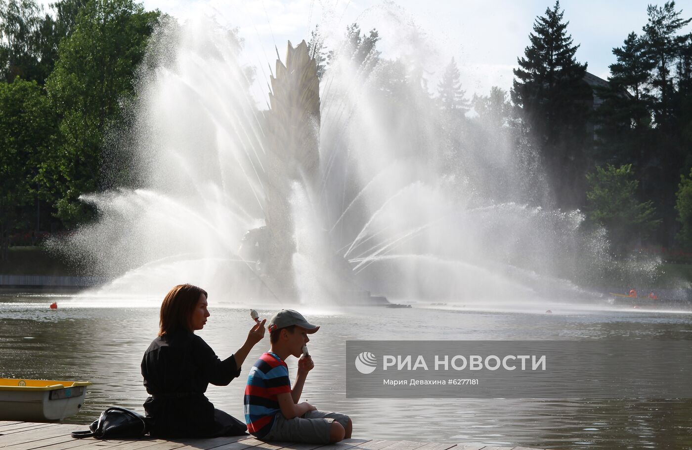 Сезон катания на лодках открылся на ВДНХ