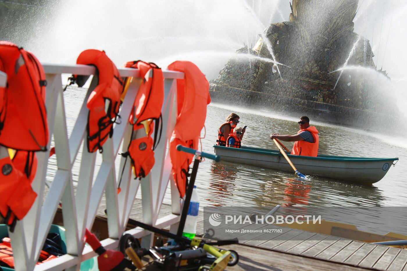 Сезон катания на лодках открылся на ВДНХ