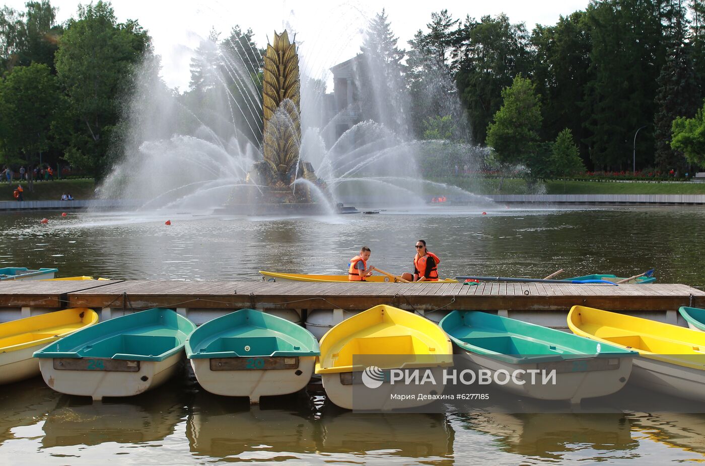 Сезон катания на лодках открылся на ВДНХ