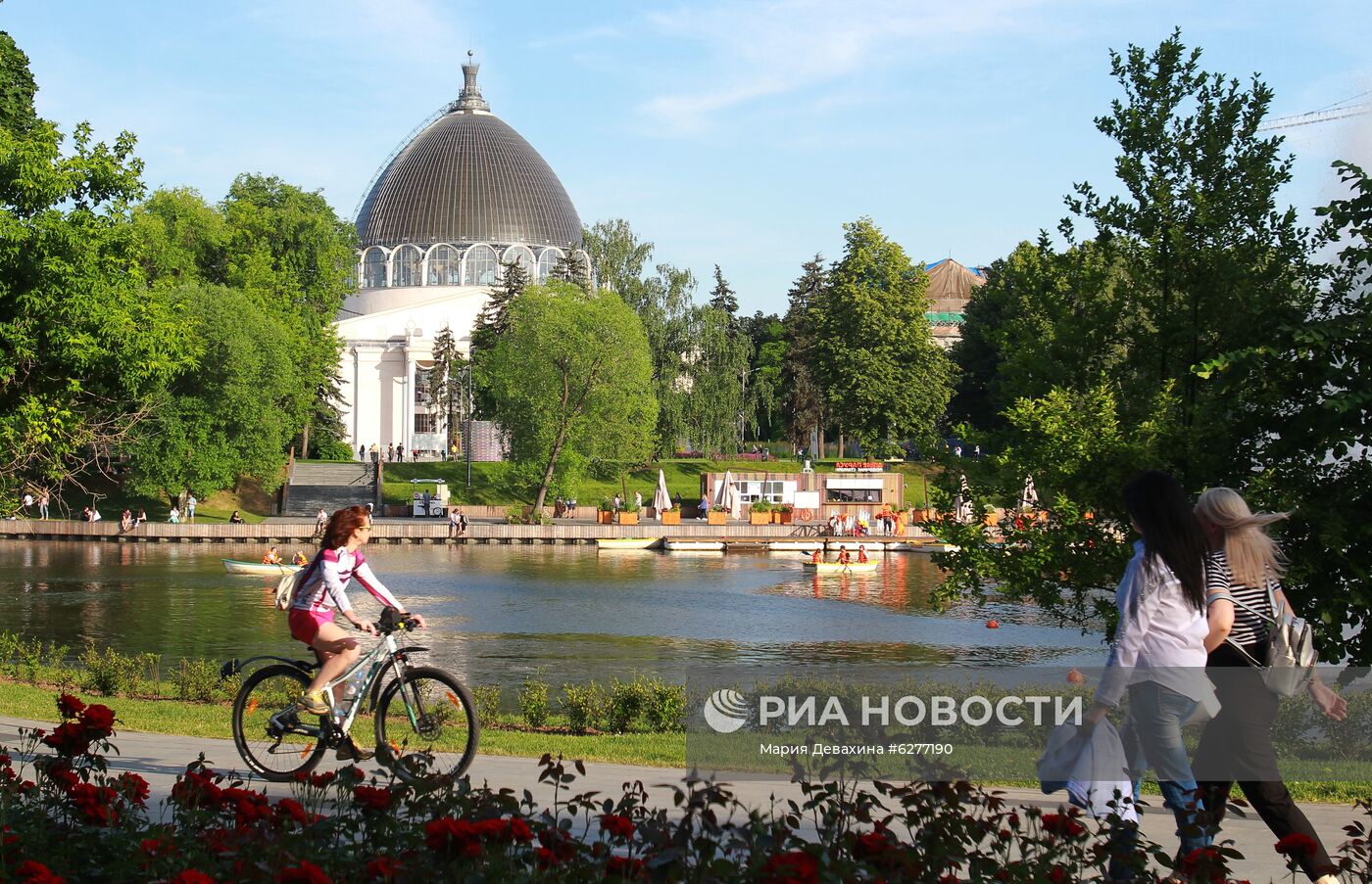 Сезон катания на лодках открылся на ВДНХ