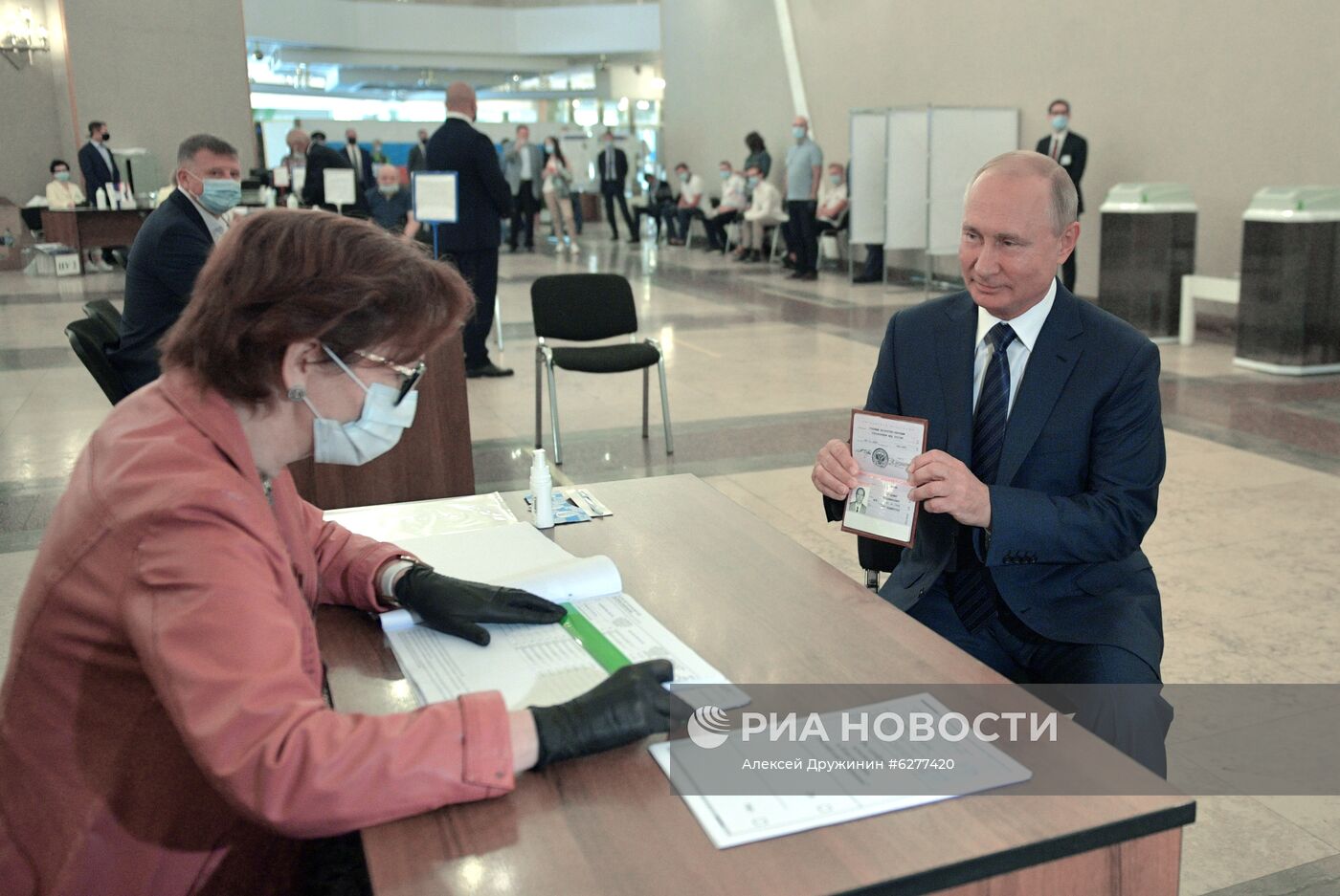 Президент РФ В. Путин принял участие в голосовании по внесению поправок в Конституцию РФ