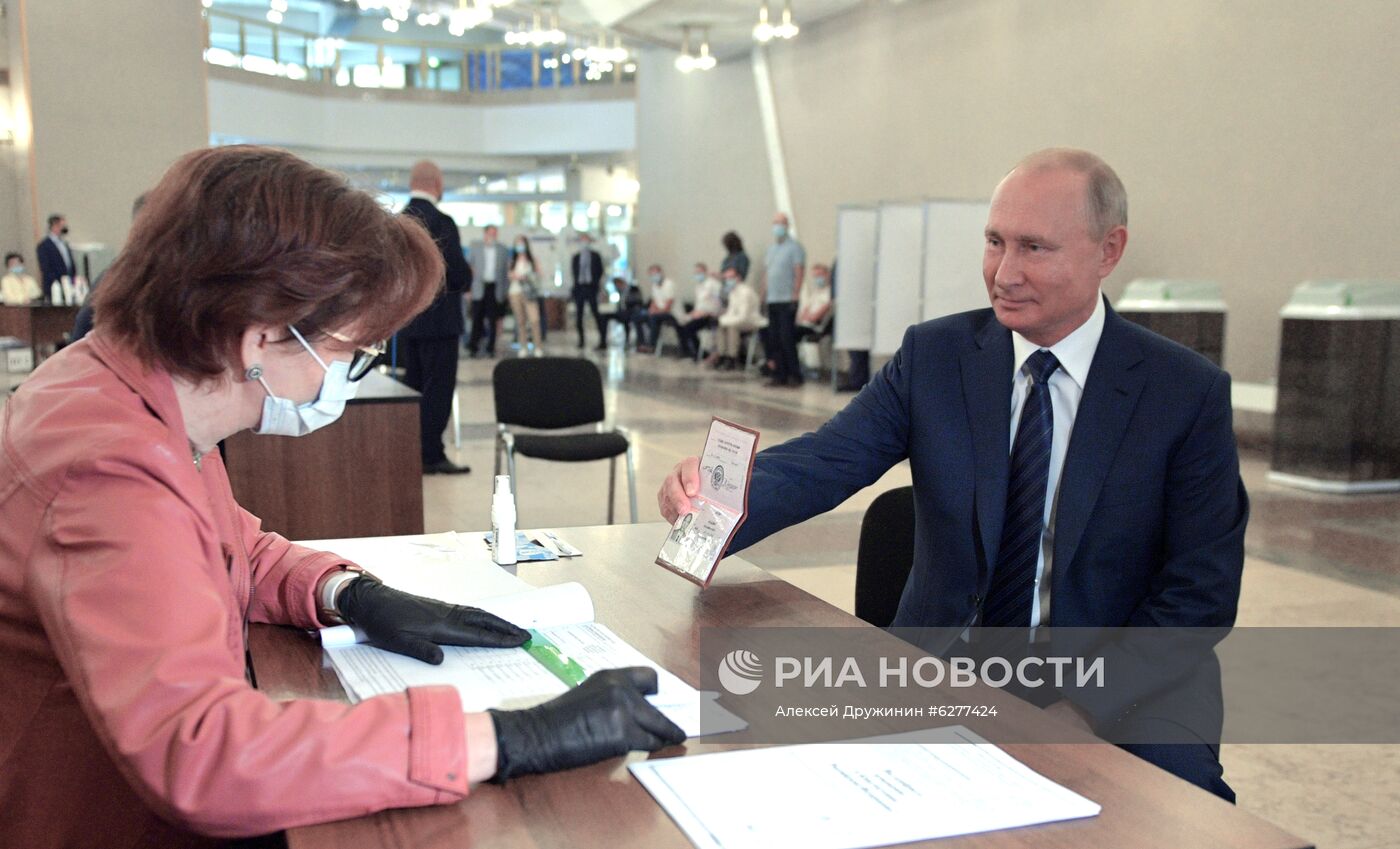 Президент РФ В. Путин принял участие в голосовании по внесению поправок в Конституцию РФ