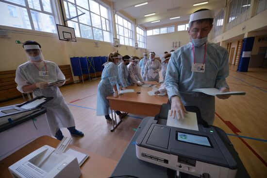 Подсчет голосов по итогам голосования по поправкам в Конституцию РФ 