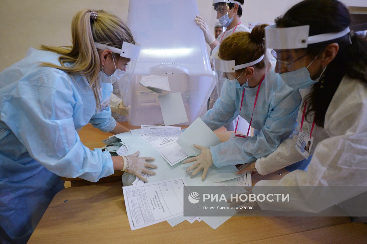 Подсчет голосов по итогам голосования по поправкам в Конституцию РФ 