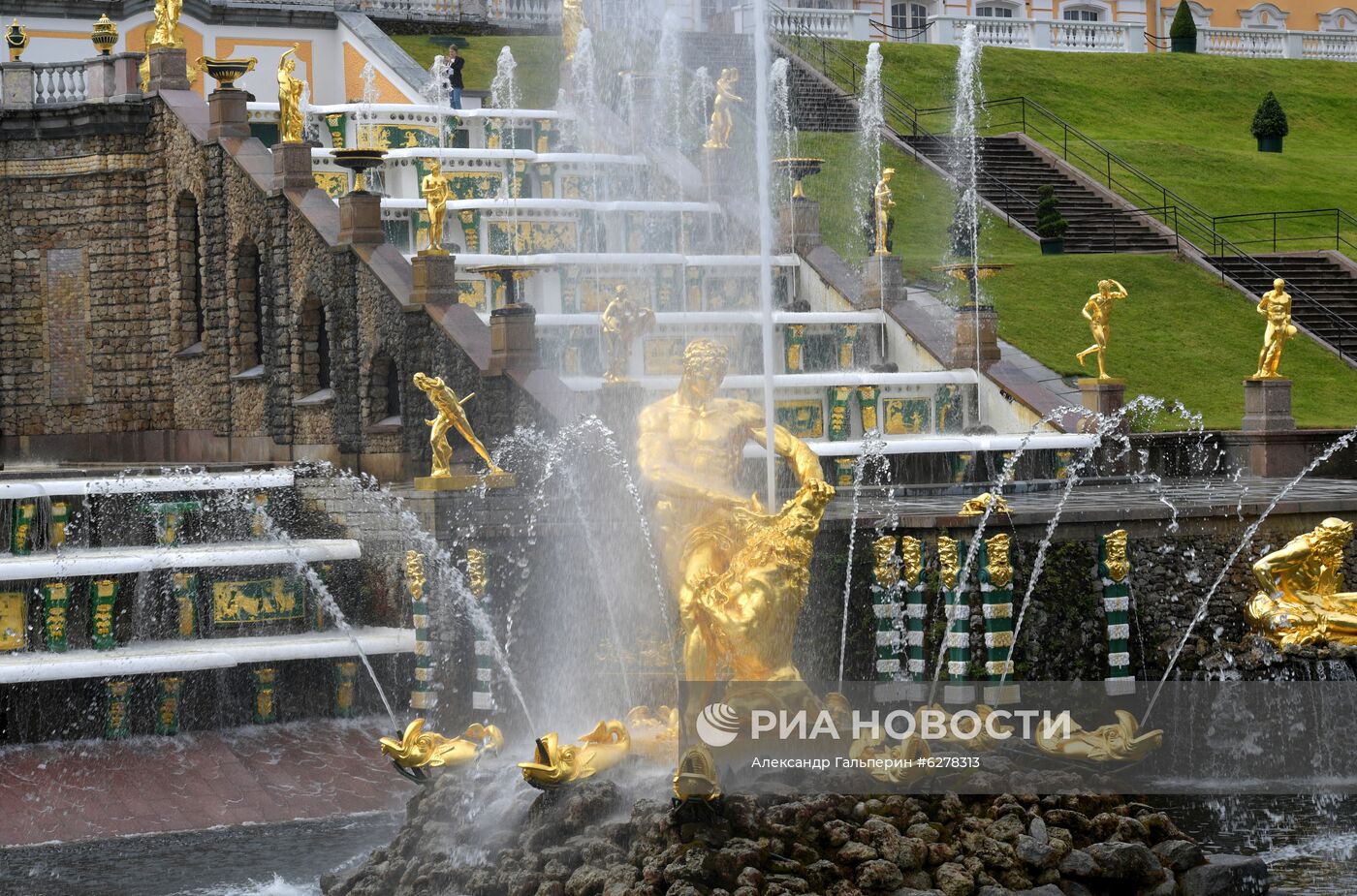 Подготовка к открытию фонтанов в Петергофе