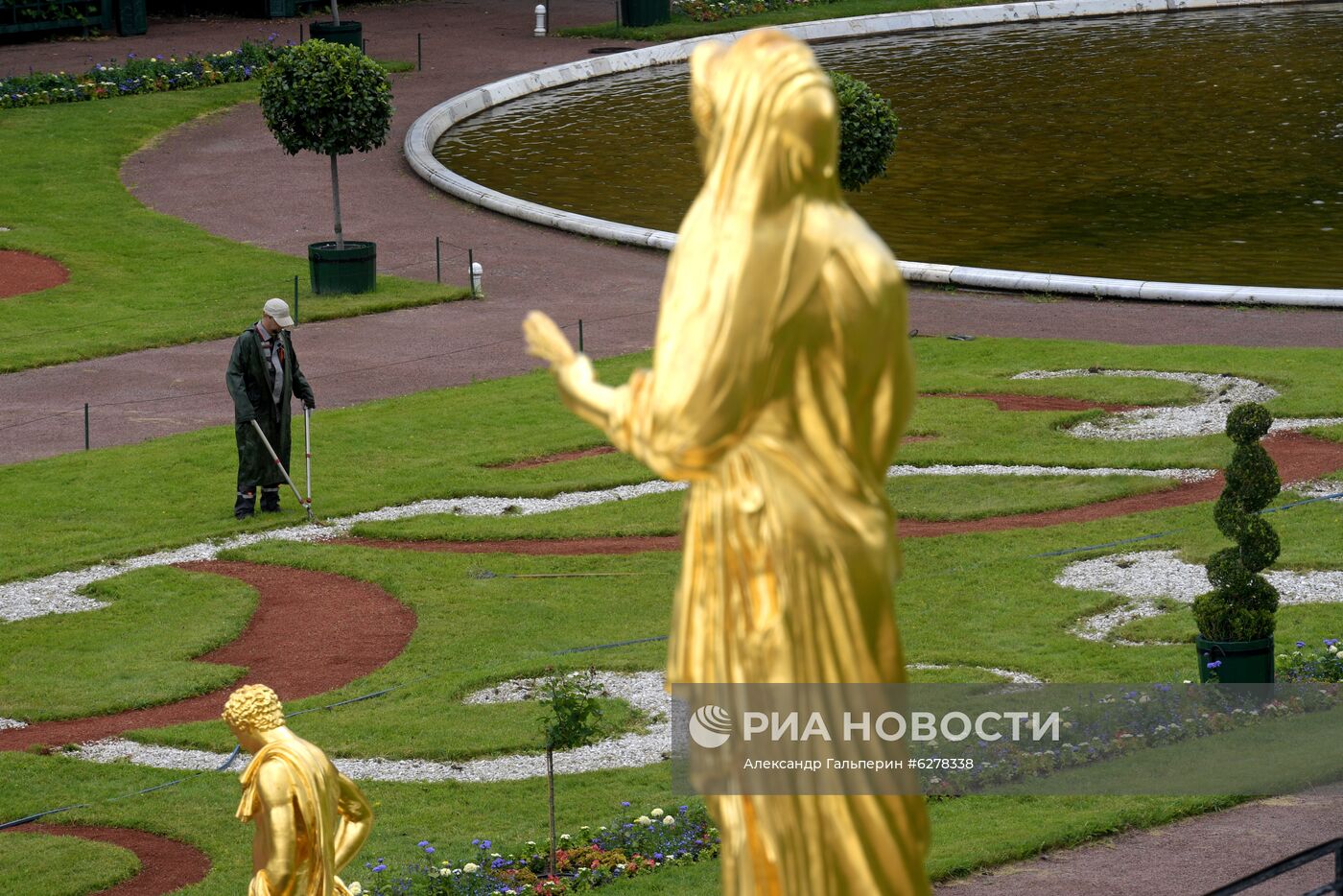 Подготовка к открытию фонтанов в Петергофе