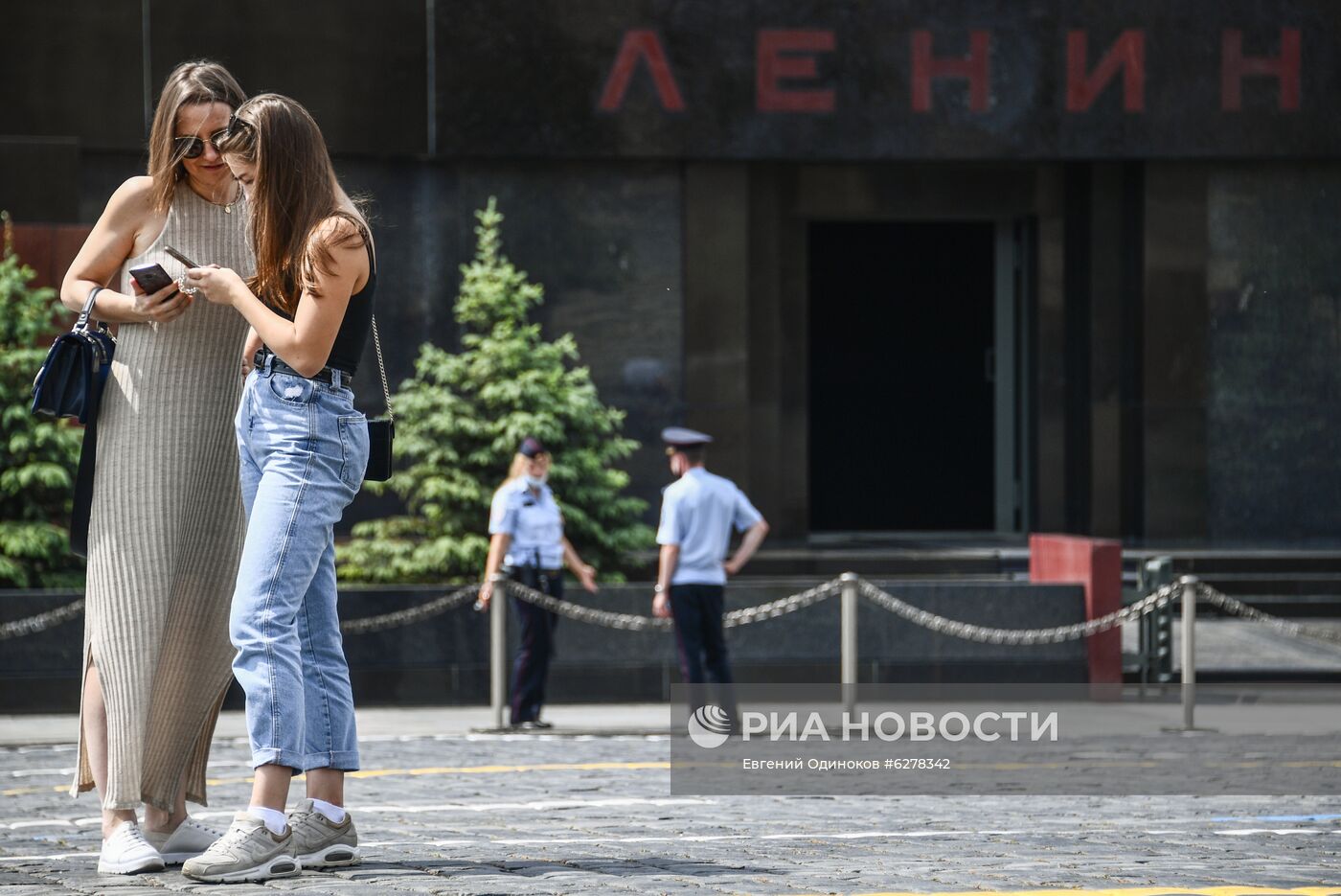 Мавзолей открылся для посетителей