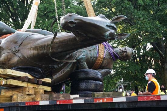 В США демонтировали памятник генералу конфедератов Т. Джексону