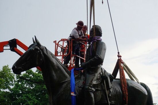 В США демонтировали памятник генералу конфедератов Т. Джексону