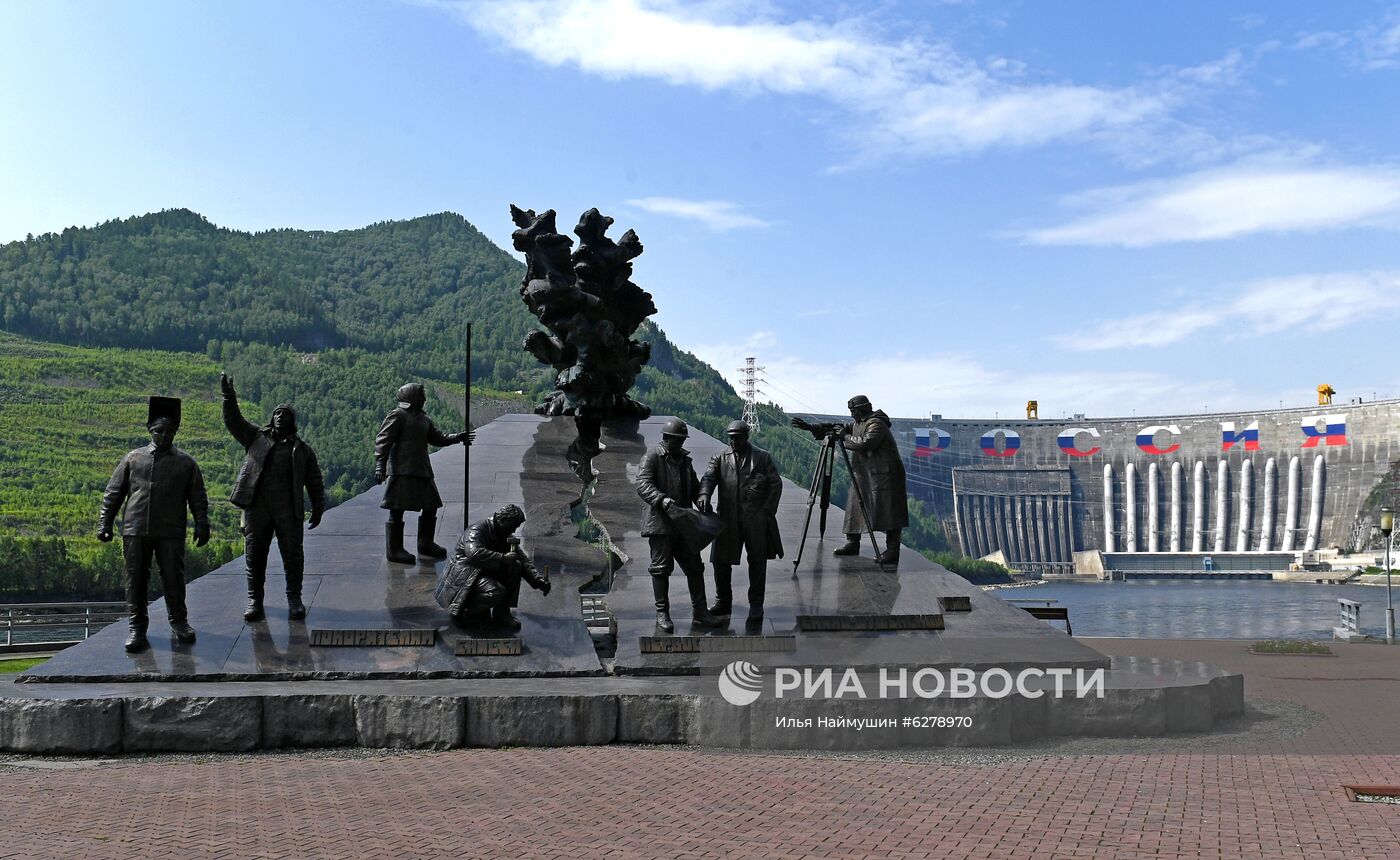 Граффити "Россия" на плотине Саяно-Шушенской ГЭС
