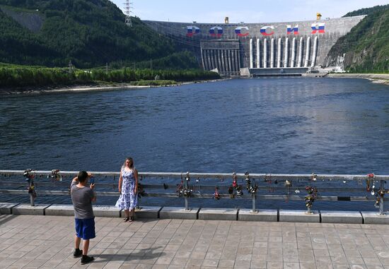Граффити "Россия" на плотине Саяно-Шушенской ГЭС