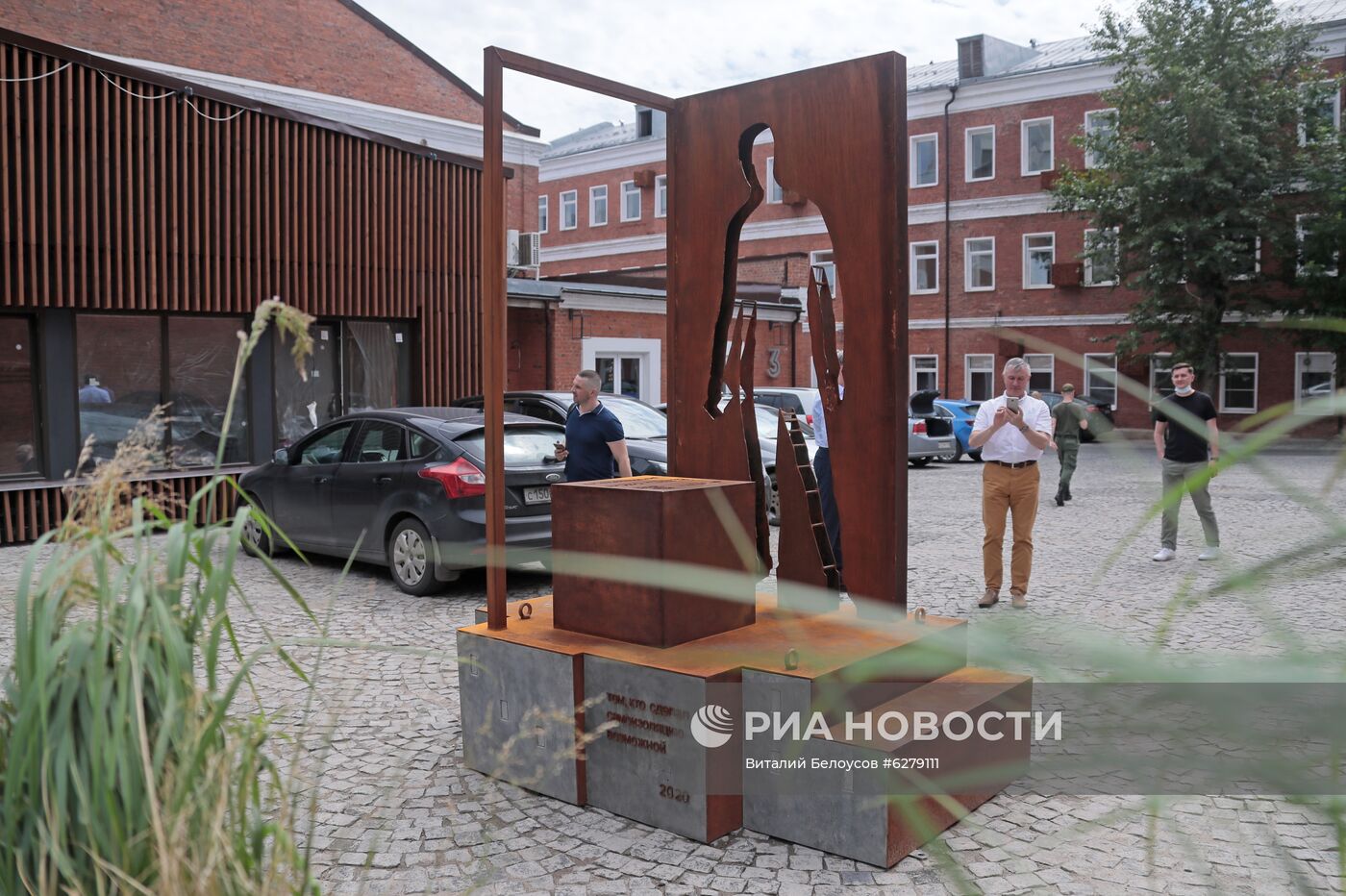 Первый в мире памятник курьерам появился в Москве