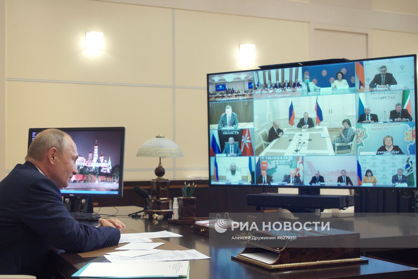 Президент РФ В. Путин встретился с рабочей группой по поправкам в Конституцию РФ
