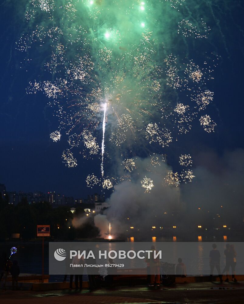 Салюты в честь присвоения звания "Город трудовой доблести" городам России